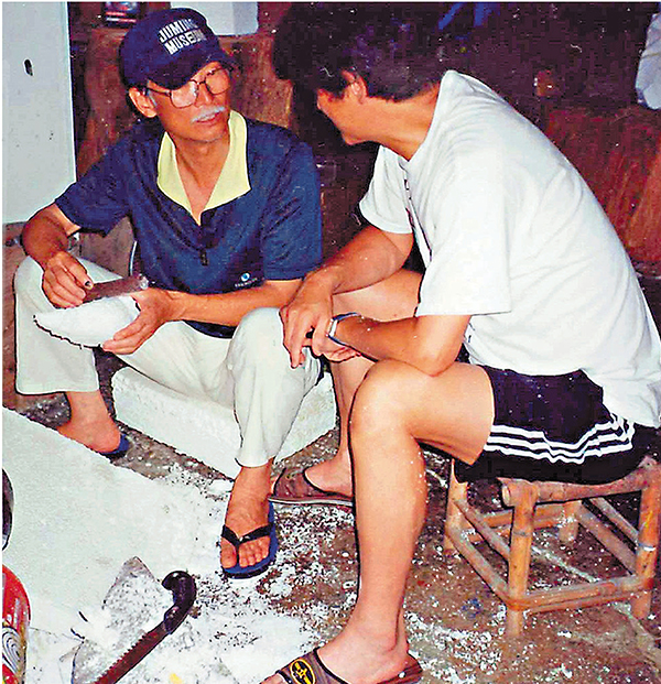 ●林文傑於朱銘（左）家中學雕塑。作者供圖