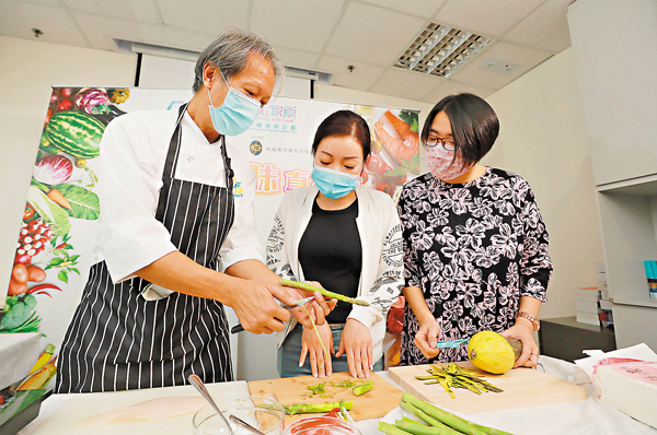 ●Chef Sai(左)向兩位參加者Lily(中)、Toby(右)分享做菜小技巧。 香港文匯報記者  攝