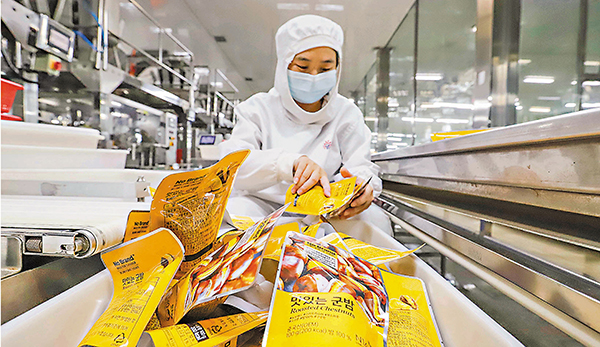 ●1月-8月進出口增長23.7%，為10年來同期最高水平。圖為工人在河北省一家板栗加工廠包裝車間包裝出口栗仁。 資料圖片