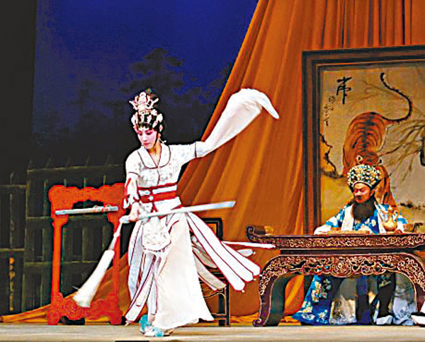 ●謝曉瑩在劇中演紅拂女，在送別一場特別表演水袖和劍舞合併藝術。