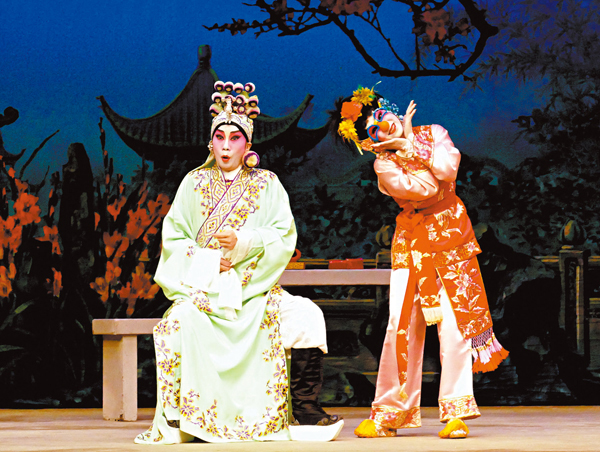 ●春花原是佳人秋萍所扮，她鍾情的是英俊的藝青雲演的六少。