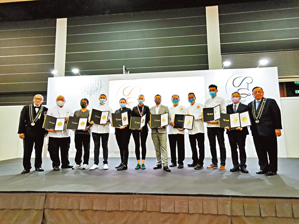 ●由林和忠（左一）及黎志華（右一）頒發The Best of the Best MASTERCHEF推薦餐廳Top 10