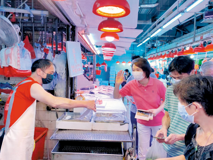 ●李慧琼昨日到紅磡街市與市民親切交流。