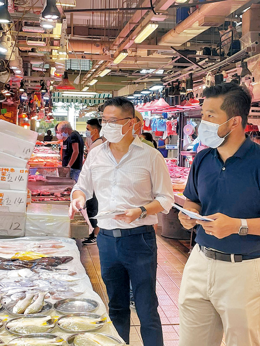 ●邵家輝昨日到牛頭角街市內介紹選委會選舉。