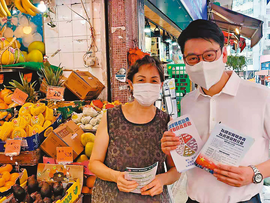 ●李民斌與市民合照。 香港文匯報記者  攝