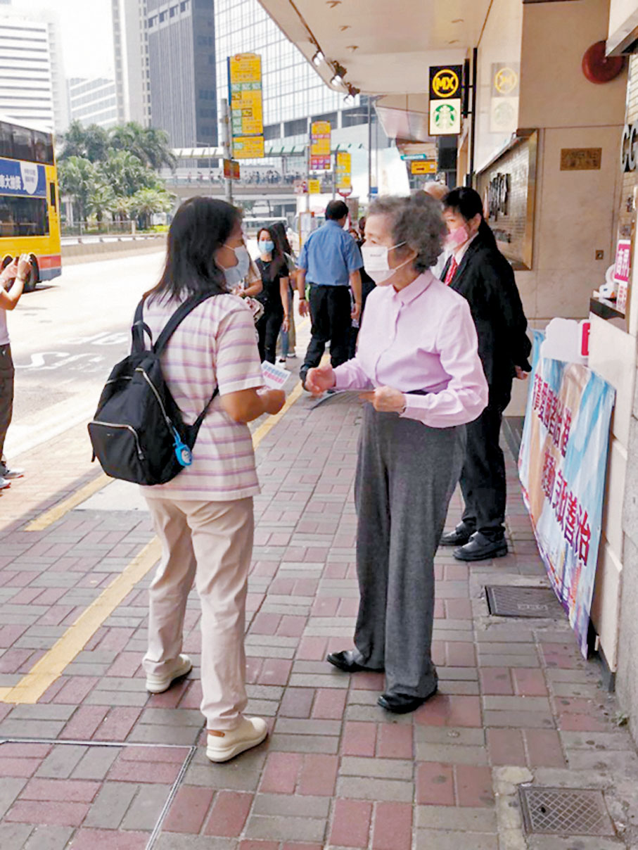 ●伍淑清昨日連續第二日到中華總商會會址外派傳單，介紹新的選舉制度。
