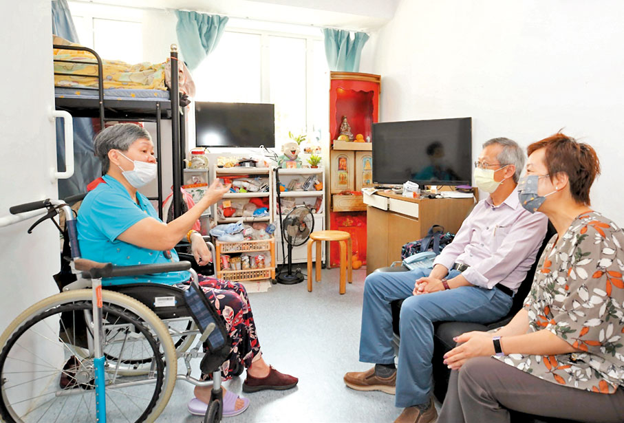 ●陳家樂昨日到明華大廈一期及漁光村探訪居民。