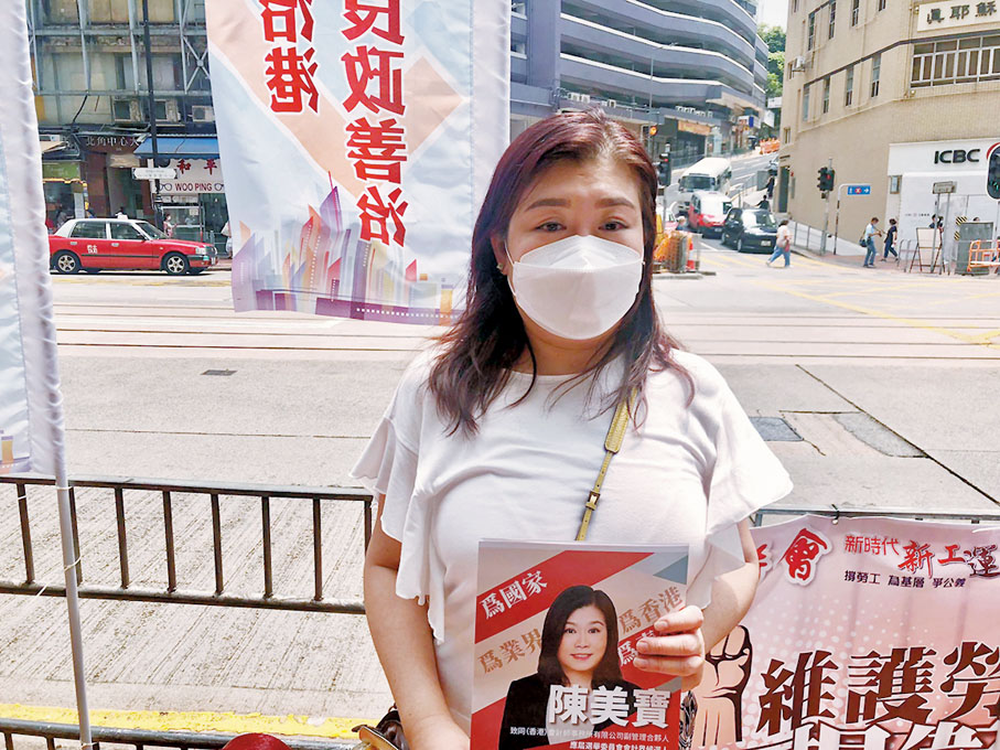 ●陳美寶昨日在街站介紹新選制，指國家好，香港才會好，香港好，業界才會好。 香港文匯報記者 攝