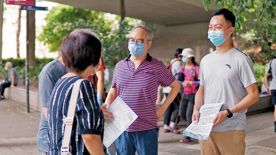●基層社團界別分組選委、前民政事務局局長劉江華、「公民力量」成員李梓敬昨日到大圍設街站，介紹新選舉制度。
