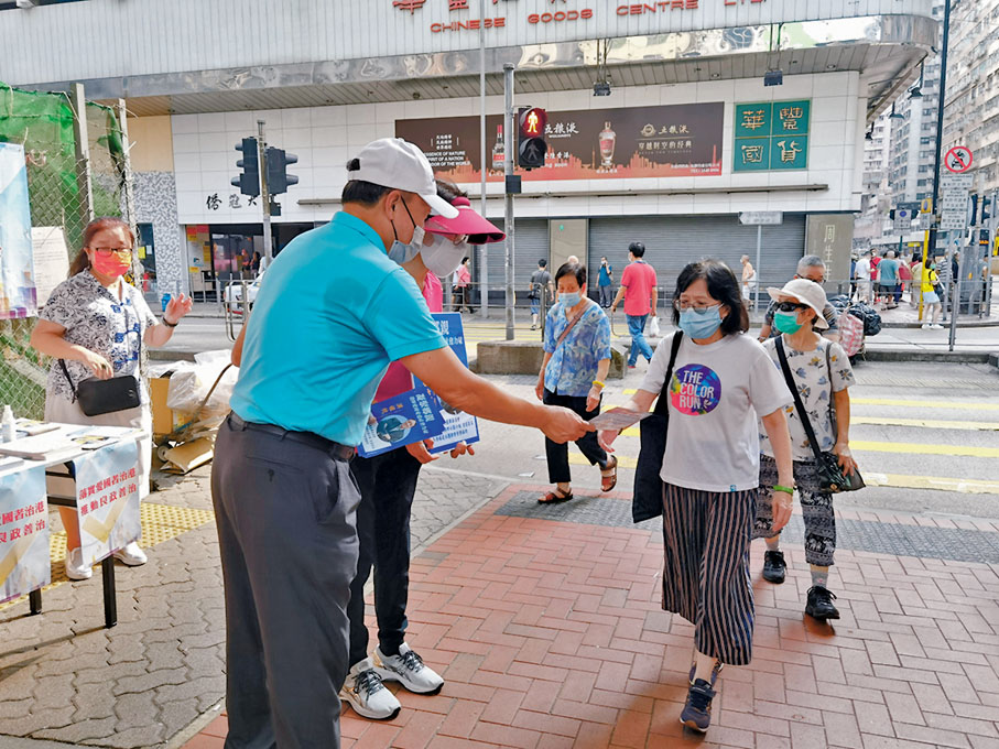 ●洪祖杭昨日在北角天橋下設街站向市民派發宣傳單張。 香港文匯報記者  攝