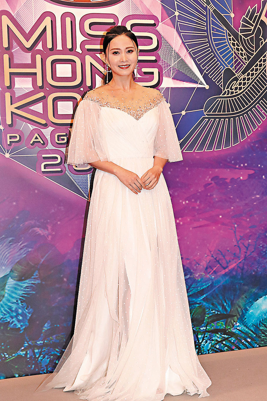 ●張嘉兒以一身白裙性感亮相。