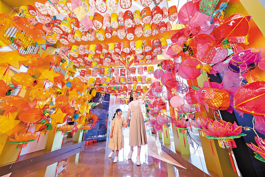 ●恆香‧YM2中秋綵燈會，由500個傳統綵燈打造燈籠隧道。