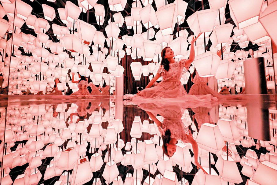 ●黃大仙中心「燈映秋夕」巨型花燈裝置，打造光影互動體驗。