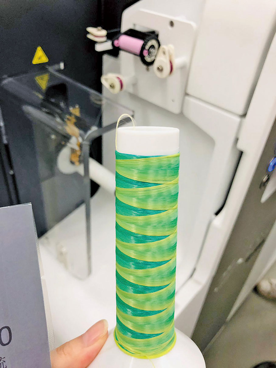 ● 一鍵按下後，很快就可以精準染好紗線。