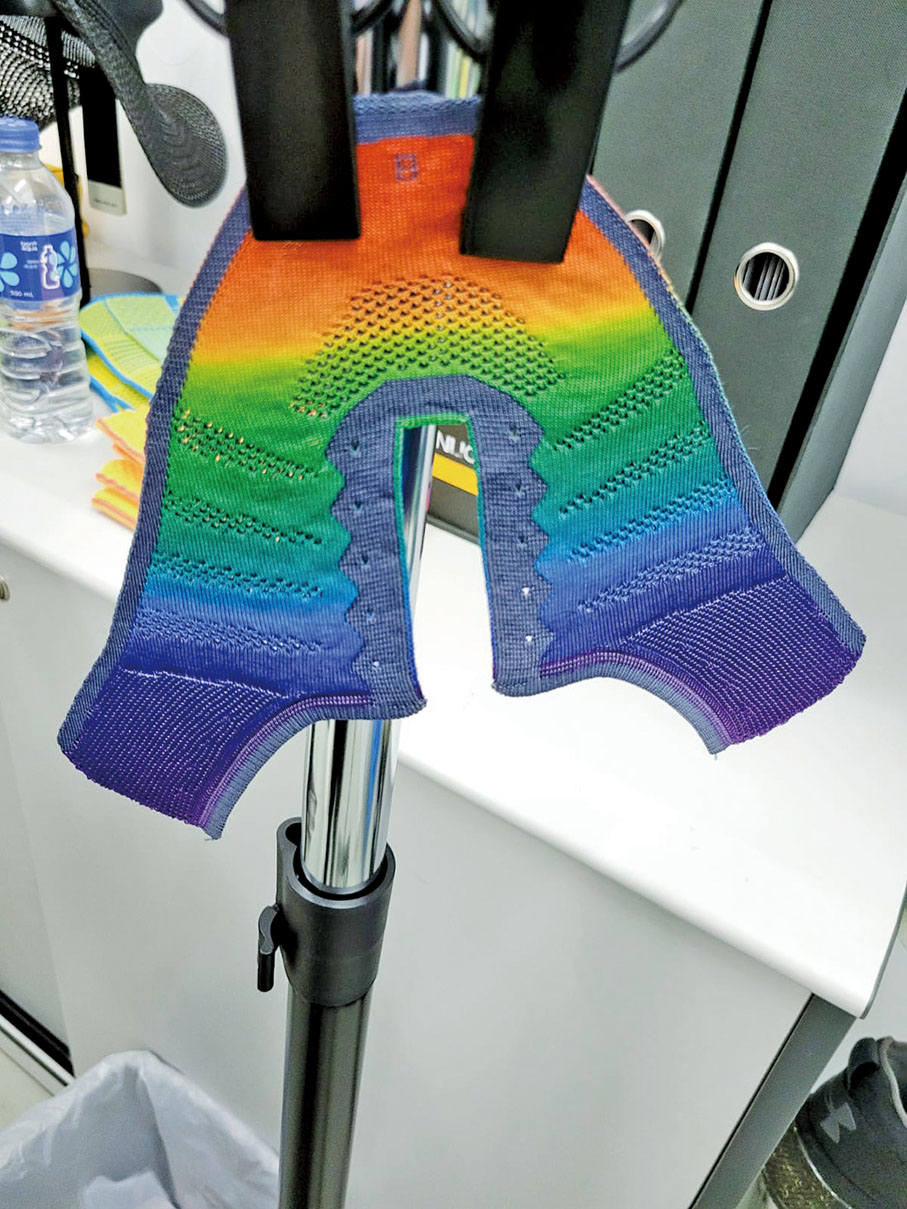 ● 不需要儲存大量紗線都可以按需生產，這就是數碼染色技術。