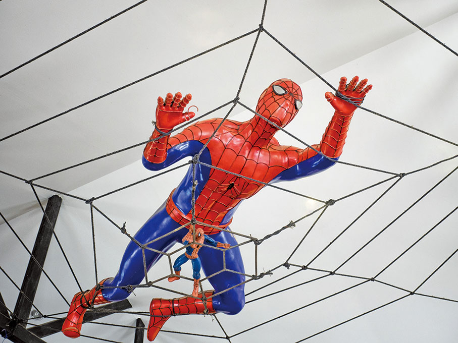 ● 胡教授指出天然蜘蛛絲的功能很多，具備多邊優良性能、特強韌性能、超強收縮性等神奇特性。