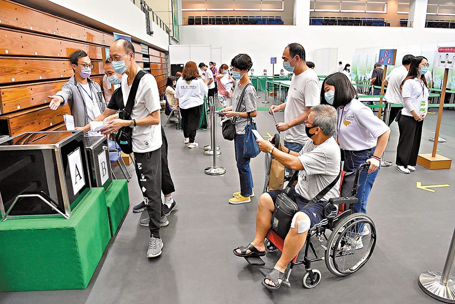 ●港澳辦和澳門中聯辦祝賀澳門立法會選舉順利舉行。圖為澳門選民在票站內投票。  資料圖片