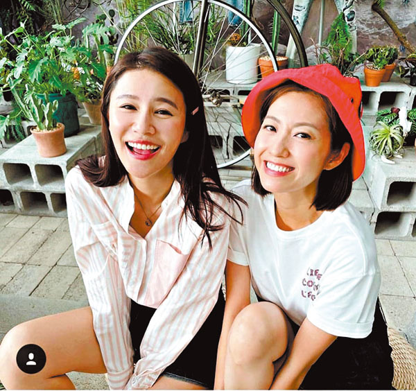 ●陳自瑤與黃翠如（左）最近合作主持一個全新節目。