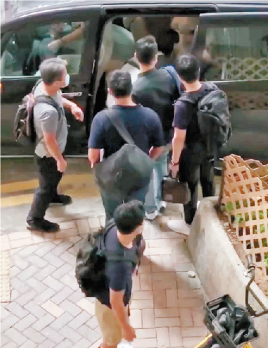 ● 入境處女文書助理去年8月被探員拘捕押上警方車輛。 資料圖片