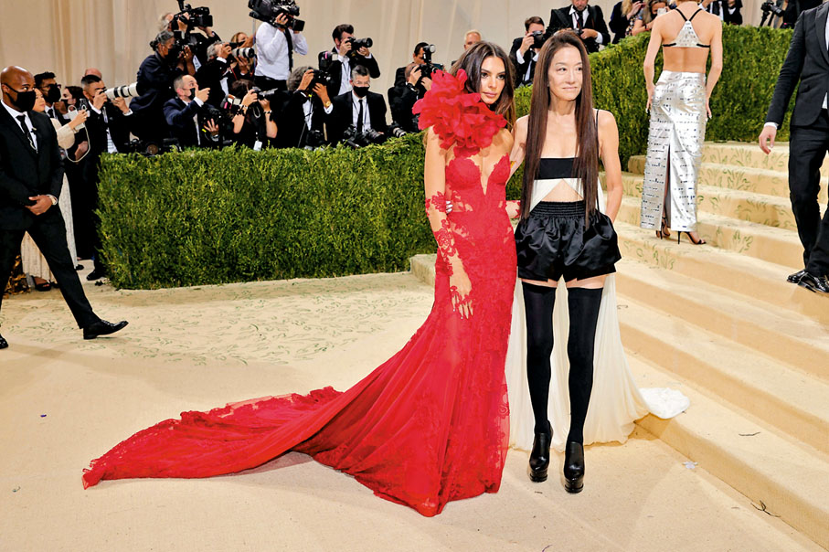 ● Emily Ratajkowski（左）與Vera Wang組成紅黑雙姝。