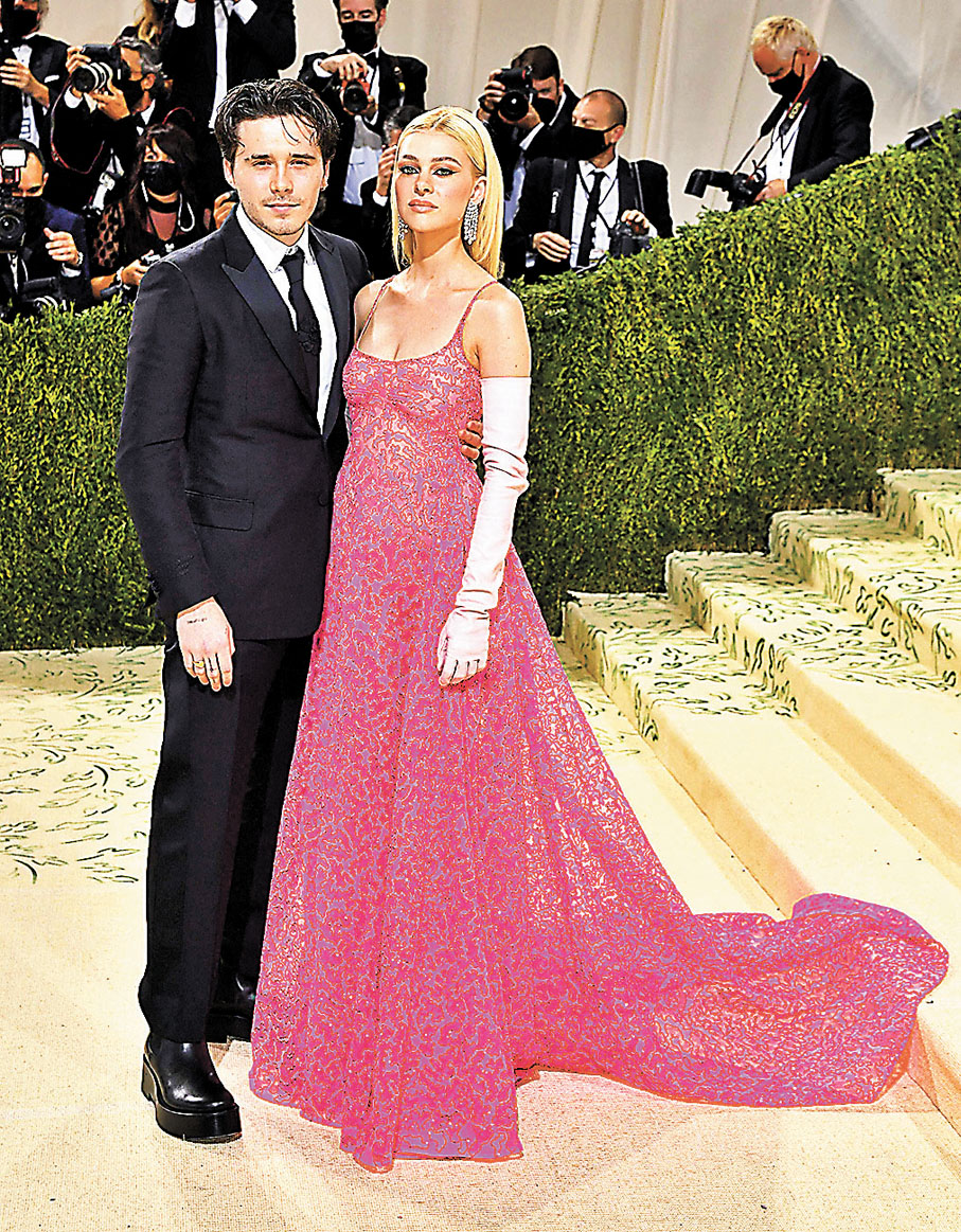 ● 碧咸大仔Brooklyn與未婚妻Nicola Peltz恩愛登場。