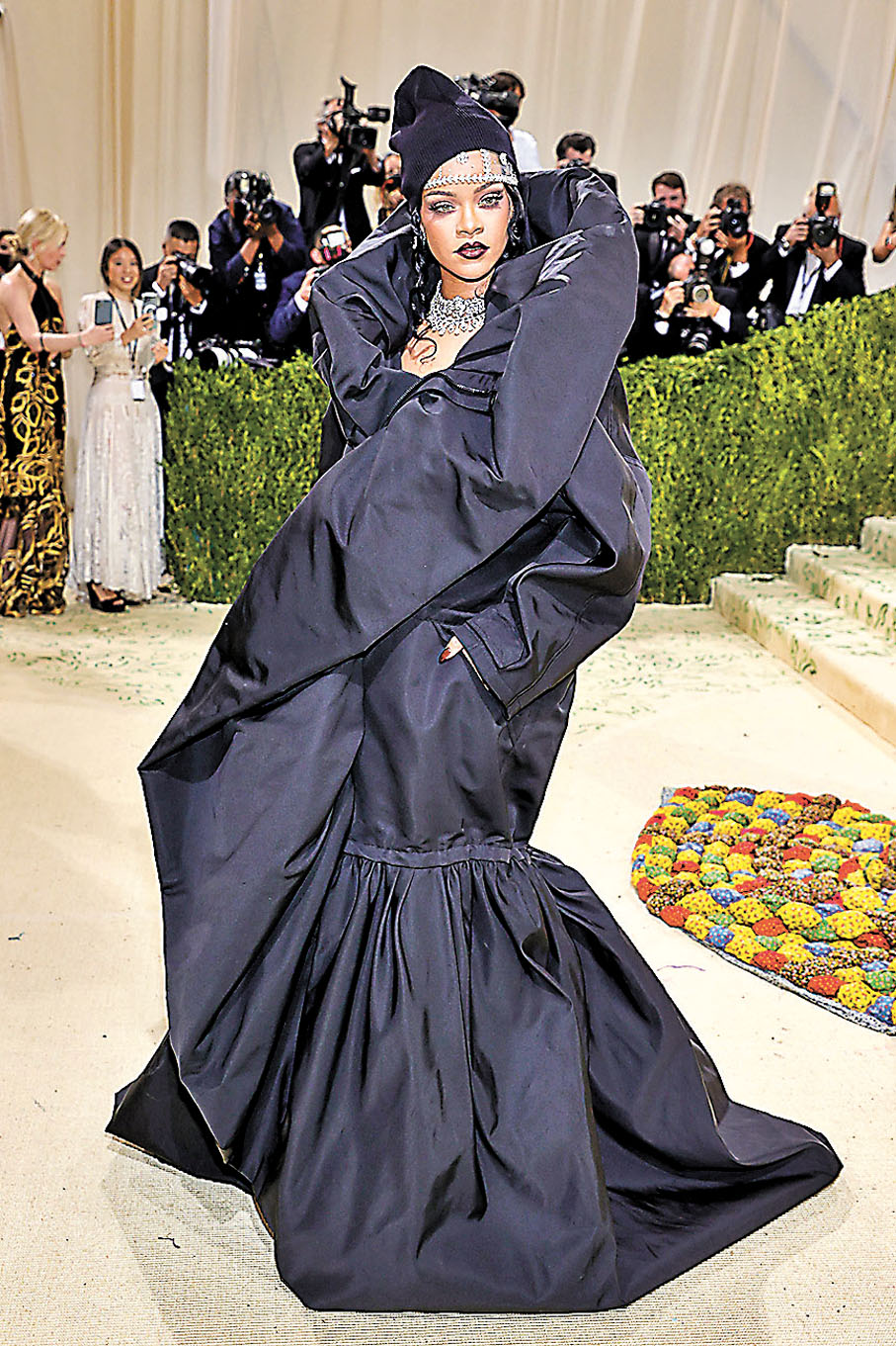 ● Rihanna一身黑色打扮，與身上鑽飾形成強烈對比。