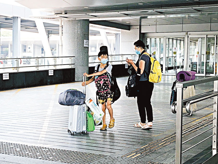 ●張太因為要照顧在港讀書的兒子而決定來香港，她期望之後返回內地亦不用接受檢疫。 香港文匯報記者  攝