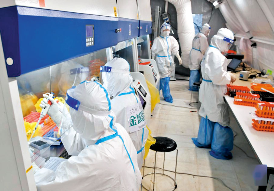 ●9月15日，在廈門啟用的「獵鷹號」氣膜實驗室內，工作人員在進行核酸檢測。 網上圖片