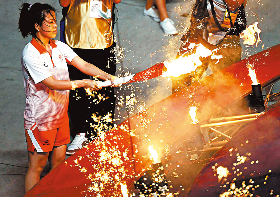 ● 火炬手楊倩點燃主火炬。 新華社