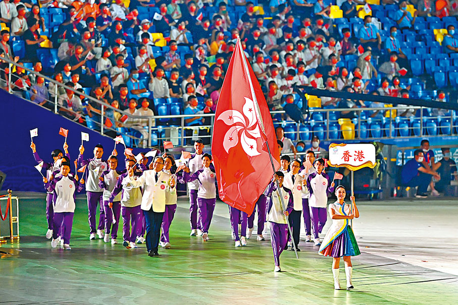 ● 香港體育代表團進場。  中新社