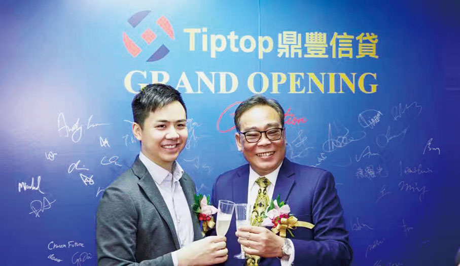 ●Tiptop鼎豐信貸董事唐澤賢與行政總裁黃漢強博士（右）在開幕酒會上合照。