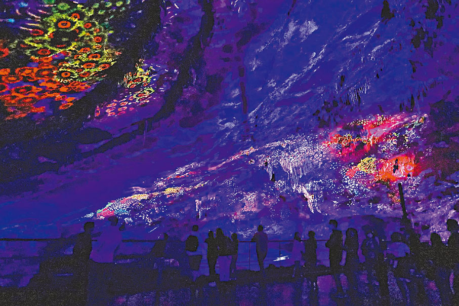 ●遊客在比利時那慕爾省萊斯河畔昂村的漢溶洞內體驗聲光秀。