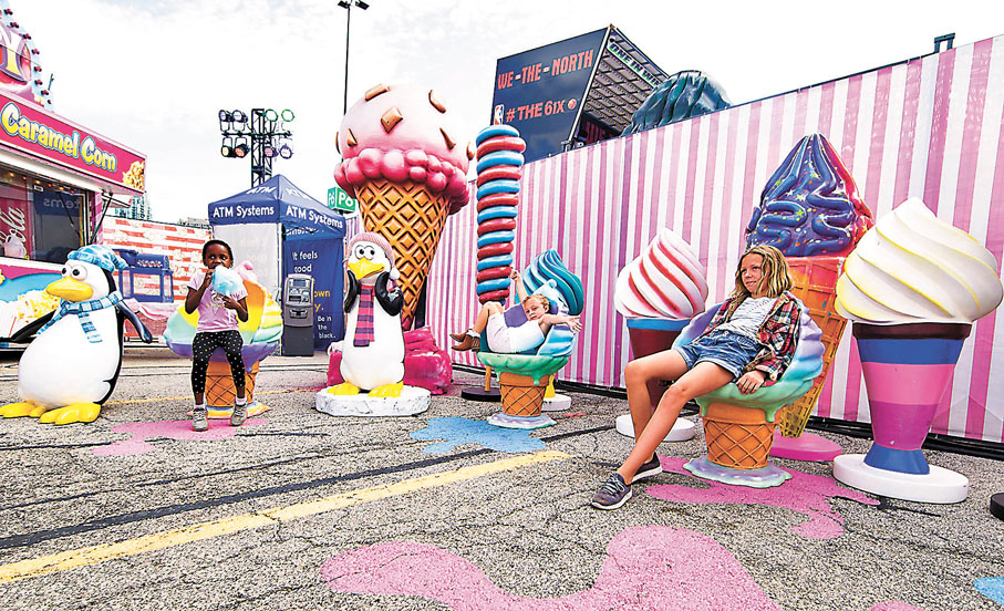 ●遊人在「糖果公園」遊玩。