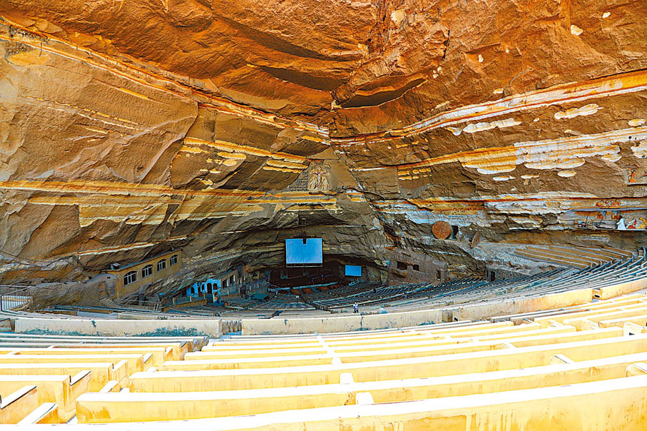 ●從這個角度看，洞穴教堂清晰可見。