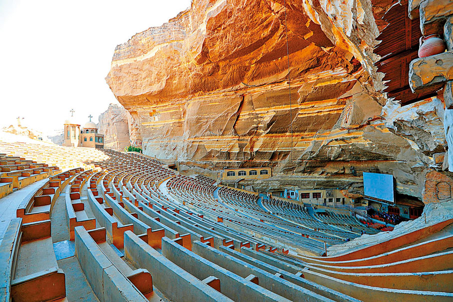 ●洞穴教堂可同時容納二萬人