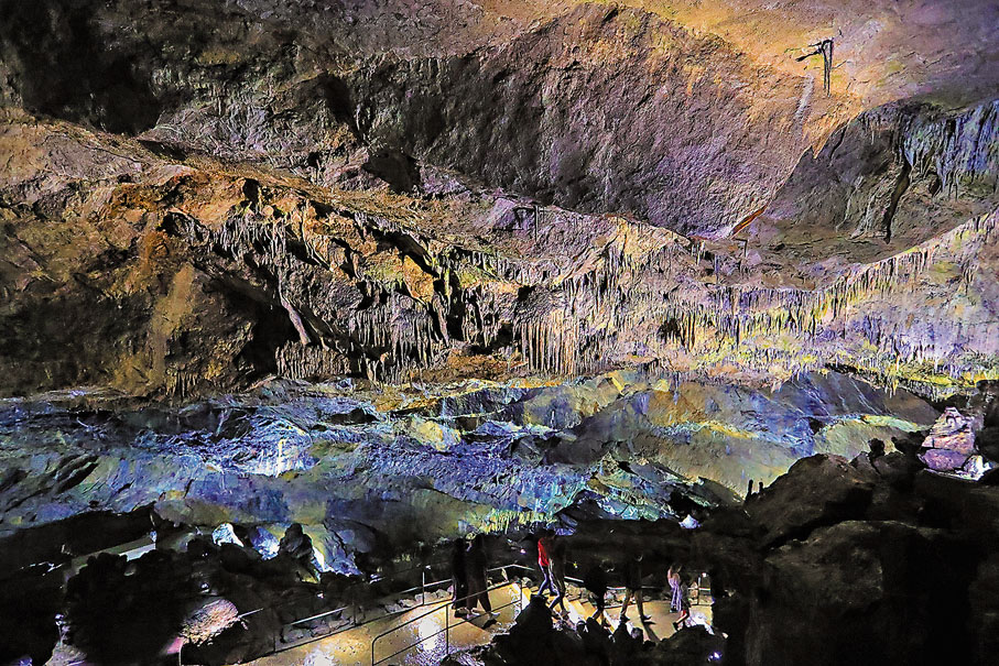 ●遊客在漢溶洞參觀