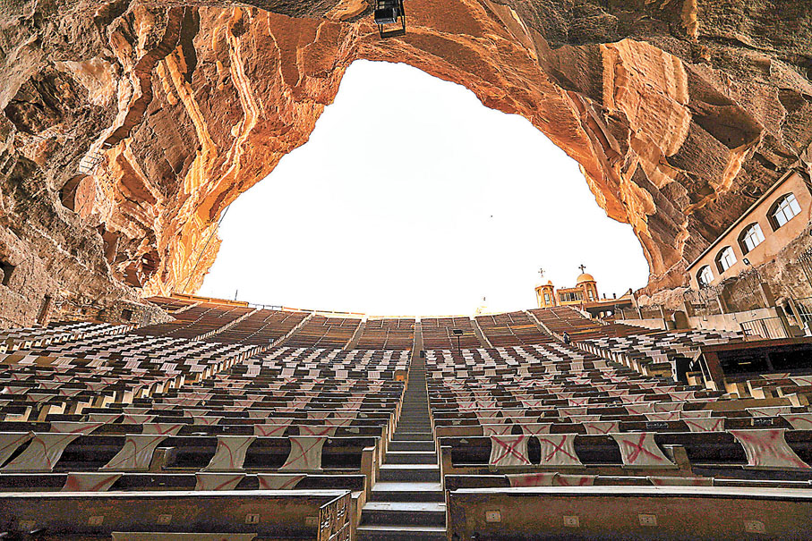 ●在埃及開羅穆克特姆山拍攝的洞穴教堂。