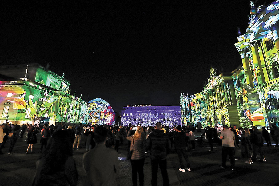 ●德國柏林倍倍爾廣場上的建築被燈光點亮