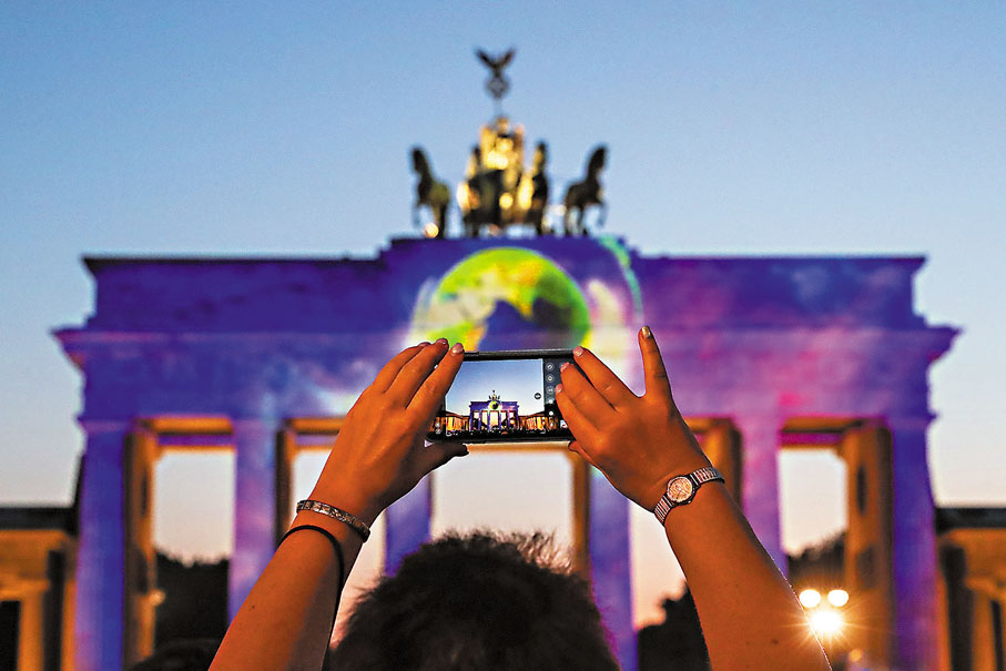 ●遊客拍攝勃蘭登堡門夜色。
