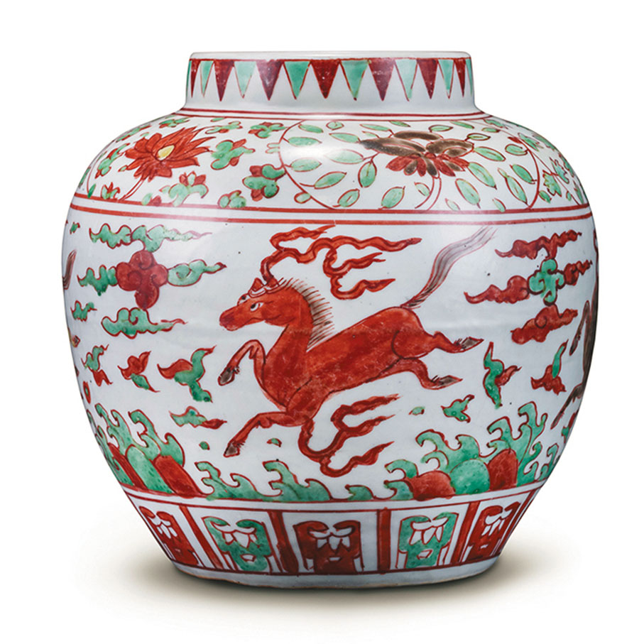 ●明嘉靖五彩天馬花卉紋罐