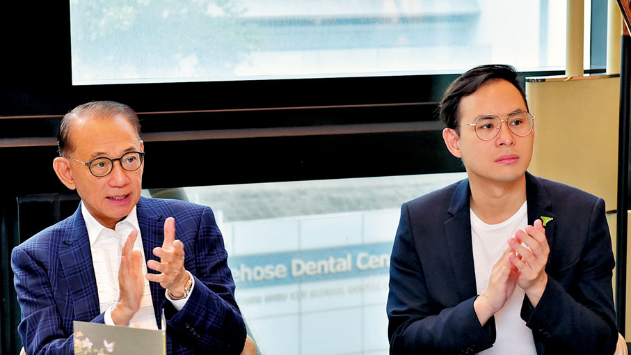 ●楊受成及楊政龍亮相慶功宴。