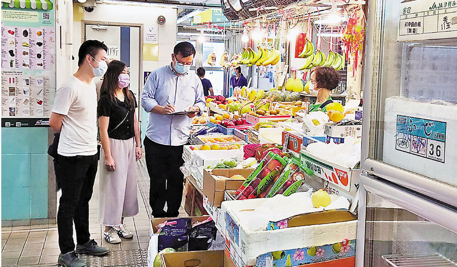 ●楊學明近日訪問了十多檔正街街市販商，他們一致反對搬遷計劃。 楊學明供圖