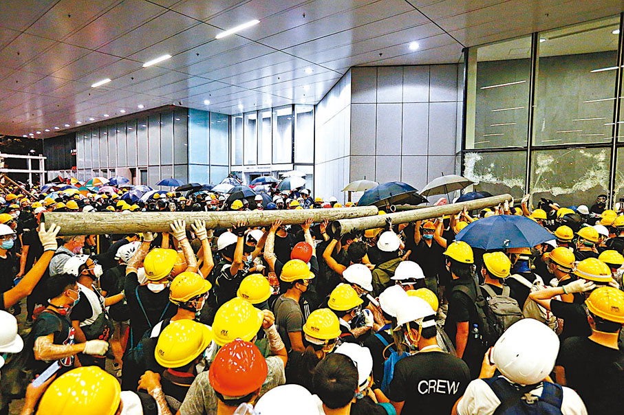 ●前年7月1日大批暴徒攻入立法會大樓大肆破壞。 資料圖片