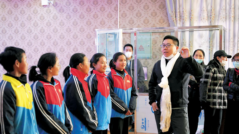 ●中央音樂學院的老師在給珠峰少年合唱團的孩子們上課。