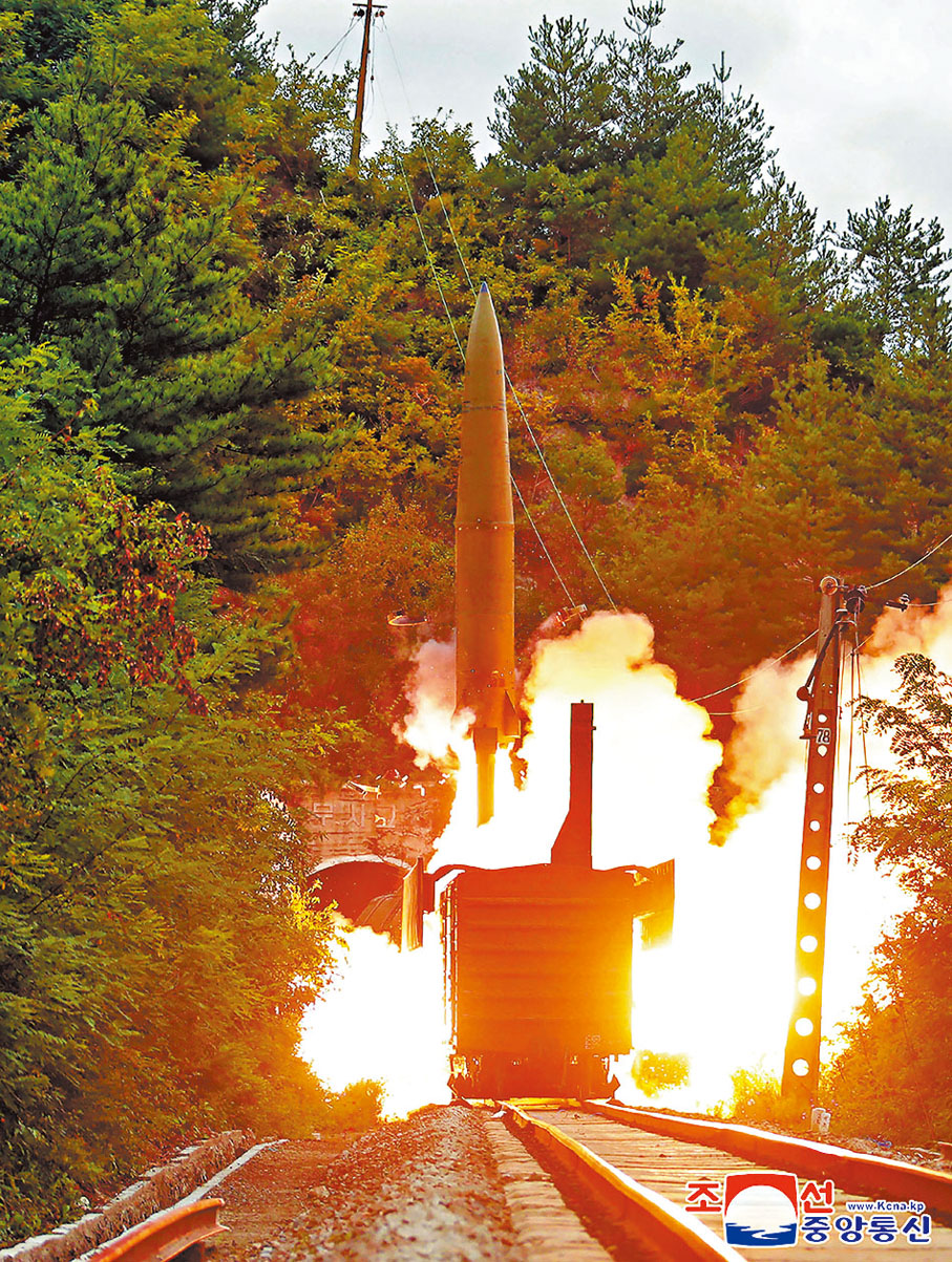 ● 朝鮮前日試射鐵路機動導彈。