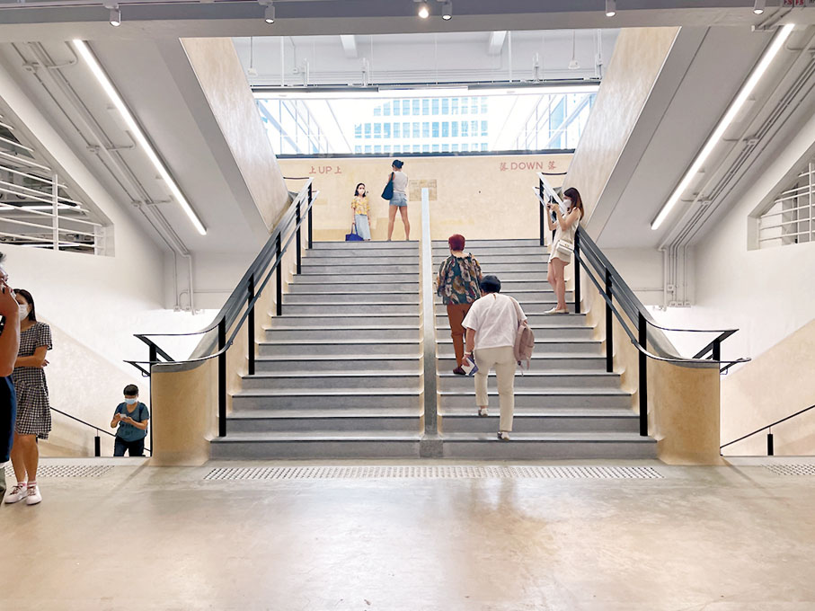 ●中環街市水磨石主樓梯成為遊客熱門打卡地。