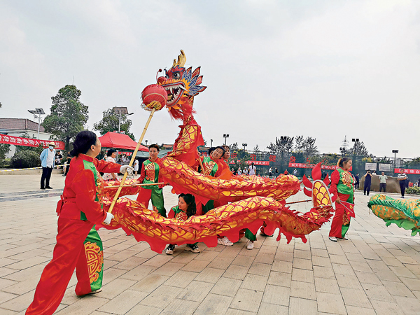 ●在航天員聶海勝家鄉湖北棗陽，當地民眾載歌載舞慶祝航天員凱旋。  中新社