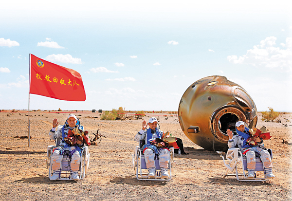 ●神舟十二號載人飛船返回艙9月17日在東風着陸場成功着陸。圖為航天員聶海勝（中）、劉伯明（右）、湯洪波安全順利出艙。新華社