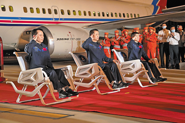 ●神舟十二號航天員乘組9月17日晚平安抵京，聶海勝（中）、劉伯明（右）、湯洪波敬禮。  新華社