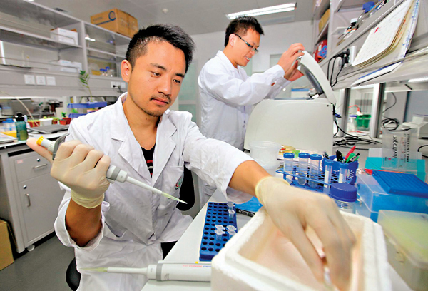 ●中國科協支持港澳科技人士加入全國學會。圖為香港中文大學深圳研究院農業生物技術創新團隊在實驗室工作。 資料圖片